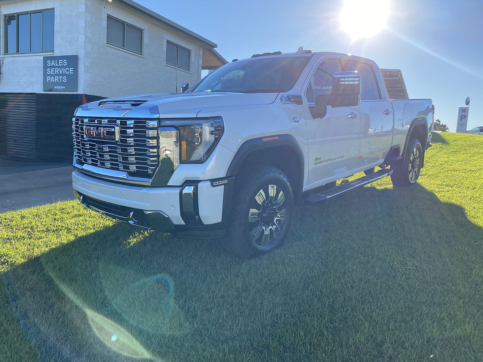 2024 GMC Denali Summit White AT4 Crew Cab
